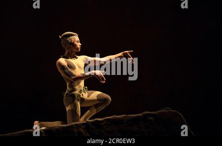 Rambert Dance Company - London Spring Season 2012 mit 'L'Après-Midi d'un faune', der Rambert-Version von Nijinskys Choreographie mit Dane Hurst als Fawn. Sadler's Wells Theatre, London. Stockfoto