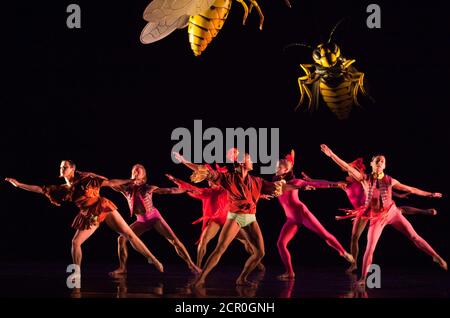 Rambert Dance Company - London Spring Season 2012. Performance von 'What Wild Ecstasy' choreografiert von Mark Baldwin, Design von Michael Howells. Sadler's Wells Theatre, London. Stockfoto