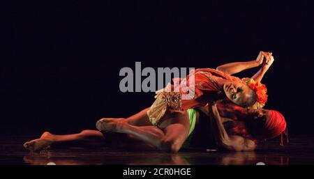 Rambert Dance Company - London Spring Season 2012. Performance von 'What Wild Ecstasy' choreografiert von Mark Baldwin, Design von Michael Howells. Interpreten: Miguel Altunaga und Antonette Dayrit. Sadler's Wells Theatre, London. Stockfoto