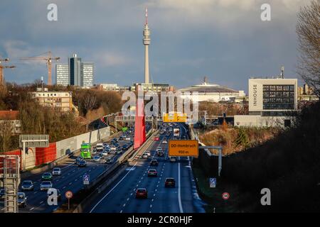 Dortmund, Blick auf die Stadt mit Autobahn A40, Florian Tower und Ausstellungshalle, Ruhrgebiet, Nordrhein-Westfalen, Deutschland Stockfoto