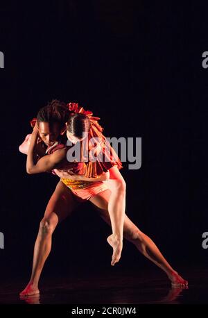 Rambert Dance Company - London Spring Season 2012. Performance von 'What Wild Ecstasy' choreografiert von Mark Baldwin, Design von Michael Howells. Tänzer: Mbulelo Ndabeni und Lucía Barbadillo. Sadler's Wells Theatre, London. Stockfoto