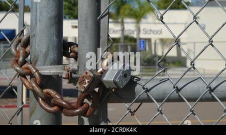 Gesperrter Eingang der Grundschule wegen Covid-19 geschlossen. Stockfoto
