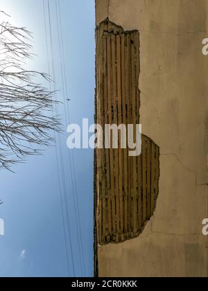 Eskisehir Odunpazari alte Hausruinen Nahaufnahme mit horizontaler Ansicht Und vertikalen Linien Stockfoto