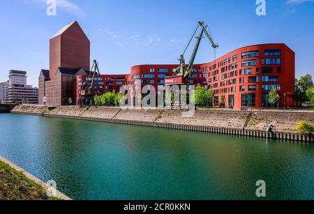 Binnenhafen Duisburg mit dem wellenförmigen Neubau des Landesarchivs Nordrhein-Westfalen, dem umgebauten Archivturm in der ehemaligen RWSG Stockfoto