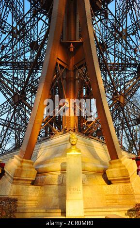 Büste von Gustave Eiffel am Fuß des Eiffelturms, Paris Eiffel Stockfoto