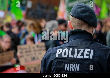 Polizeibeamter im Dienst, freitags für zukünftige Demonstration, Essen, Ruhrgebiet, Nordrhein-Westfalen, Deutschland Stockfoto