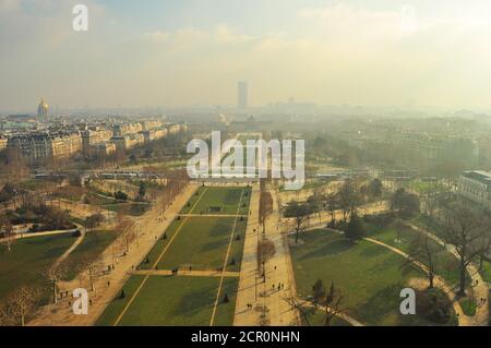 Marsfelder, Paris, an einem Wintertag mit Smog vom Eifelturm Stockfoto