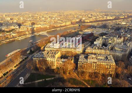 Blick auf Paris und die seine mit dem Schatten Eifel Turm gegenüber Stockfoto