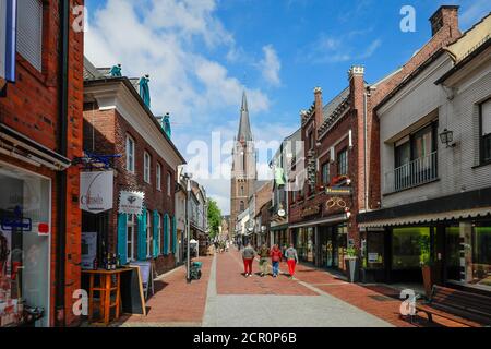 Einkaufsstraße mit Marienbasilika im Wallfahrtsort Kevelaer, Niederrhein, Nordrhein-Westfalen, Deutschland Stockfoto