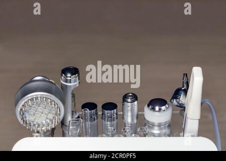 Verschiedene medizinische Kosmetologie Instrumente, Fettabsaugung und Massage-Maschinen für die menschliche Körperkorrektur verwendet. Hardware-Kosmetik. Speicherplatz kopieren. Nahaufnahme. Stockfoto