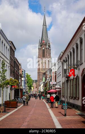 Einkaufsstraße mit Marienbasilika im Wallfahrtsort Kevelaer, Niederrhein, Nordrhein-Westfalen, Deutschland Stockfoto