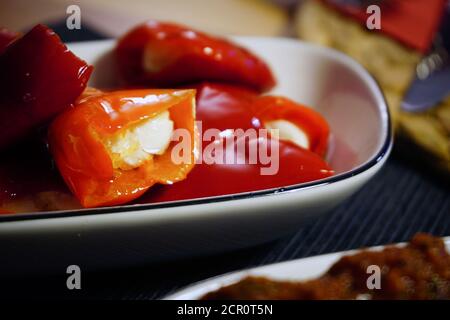 Paprika Gurken mit Käse gefüllt köstliche Vorspeise in der Teller Nahaufnahme Stockfoto