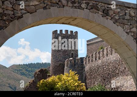Der Blick auf einen Turm durch die Bogenbrücke der Festung Rabati in Akhaltsikhe, Georgien Stockfoto
