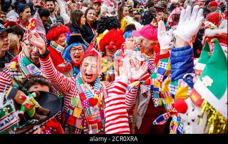 Bunt kostümierte Karnevalsfeiern in Köln Karneval, an der Weiberfastnacht eröffnet traditionell der Straßenkarneval auf dem Alten Markt, der sich in der Regel in der Stadt befindet Stockfoto