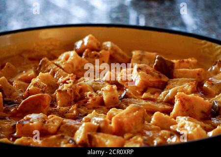 Getrocknete Lebensmittel aus Quark Tomate und Mehl gemischt mit Milch und Brotwürfel Stockfoto