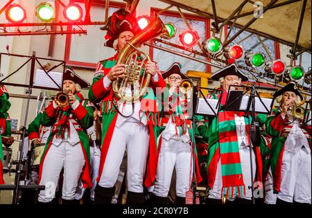 Karneval in Köln, an der Weiberfastnacht der Straßenkarneval wird traditionell am Alten Markt eröffnet, der dann am Faschingsmontag, dem Ol, seinen Höhepunkt findet Stockfoto