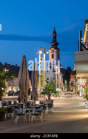 Abendstimmung auf dem Hauptplatz mit Blick vom Gastgarten auf die Pfarrkirche (St. Jakobuskirche), Leibnitz, Steiermark, Österreich Stockfoto