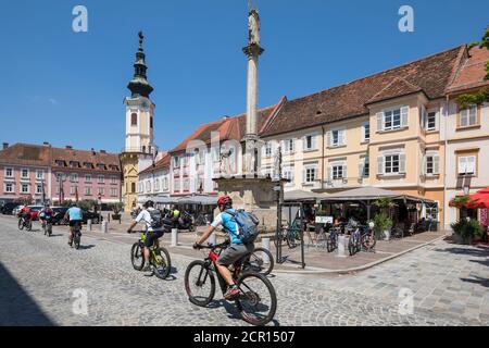 Radfahrer auf dem Hauptplatz, Bad Radkersburg, Steiermark, Österreich Stockfoto