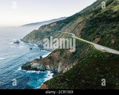 Waves Breaking on Rock an der Big Sur Road Stockfoto