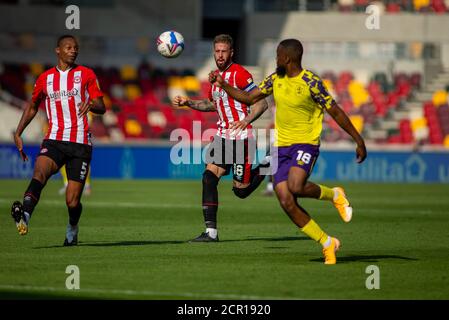 London, Großbritannien. September 2020. Pontus Jansson (18) von Brentford in Aktion. EFL Skybet Championship match, Brentford gegen Huddersfield Town im Brentford Community Stadium in Brentford, London am Samstag, 19. September 2020 . Dieses Bild darf nur für redaktionelle Zwecke verwendet werden. Nur redaktionelle Verwendung, Lizenz für kommerzielle Nutzung erforderlich. Keine Verwendung in Wetten, Spiele oder ein einzelner Club / Liga / Spieler Publikationen. PIC von Tom Smeeth / Andrew Orchard Sport Fotografie / Alamy Live News Kredit: Andrew Orchard Sport Fotografie / Alamy Live News Stockfoto
