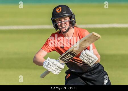 London, Großbritannien. September 2020, 19. Emily Windsor schlägt im Cricket-Match Rachael Heyhoe Flint Trophy im Kia Oval gegen die Southern Vipers. Das Spiel wurde aufgrund der Covid-19 Einschränkungen in einem leeren Stadion gespielt. David Rowe/Alamy Live News Stockfoto