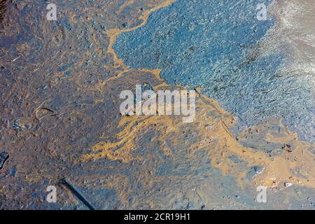 Ökologische Katastrophe. Verschüttetes Öl ins Meer. Giftige Ölprodukte schwimmen auf der Oberfläche des sauberen Meeres. Stockfoto