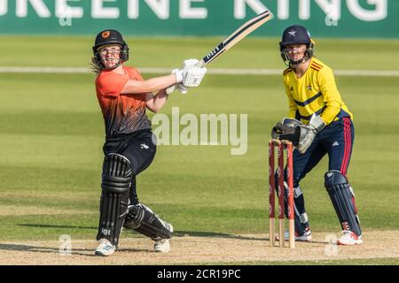 London, Großbritannien. September 2020, 19. Emily Windsor schlägt im Cricket-Match Rachael Heyhoe Flint Trophy im Kia Oval gegen die Southern Vipers. Das Spiel wurde aufgrund der Covid-19 Einschränkungen in einem leeren Stadion gespielt. David Rowe/Alamy Live News Stockfoto