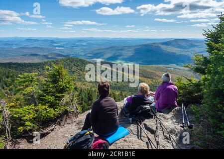 Sutton, CA - 17. September 2020: Menschen, die die Aussicht auf den Gipfel des Mount Sutton in der Herbstsaison betrachten Stockfoto