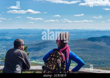 Sutton, CA - 17. September 2020: Menschen, die die Aussicht auf den Gipfel des Mount Sutton in der Herbstsaison betrachten Stockfoto