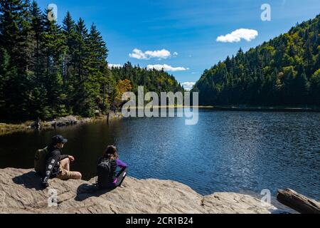 Sutton, CA - 17. September 2020: Ehepaar blickt in der Herbstsaison auf den Mount Sutton Fichte See Stockfoto