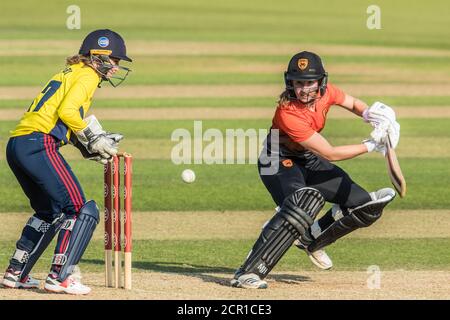London, Großbritannien. September 2020, 19. Emily Windsor schlägt im Cricket-Match Rachael Heyhoe Flint Trophy im Kia Oval gegen die Southern Vipers. Das Spiel wurde aufgrund der Covid-19 Einschränkungen in einem leeren Stadion gespielt. David Rowe/Alamy Live News Stockfoto