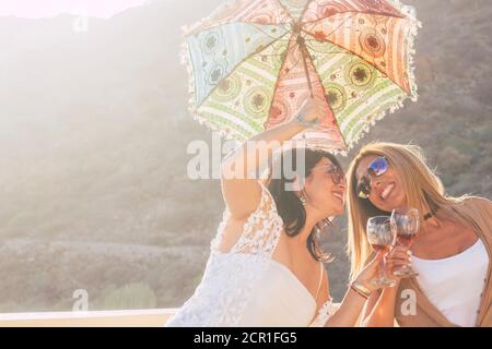 Fröhliche Menschen genießen Sommer und Freizeit lustige Aktivität zusammen - trendige Menschen mit farbigen Accessoires haben Spaß und lachen In Freundschaft - Stockfoto