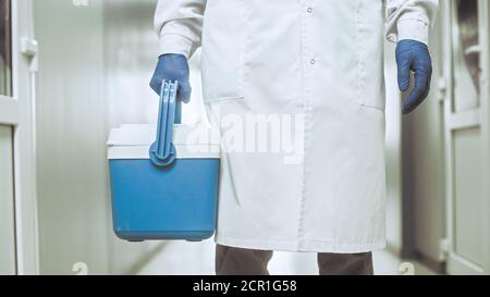 Medizinisches Personal, Krankenschwester, Arzt mit einem tragbaren Kühltasche. Stockfoto