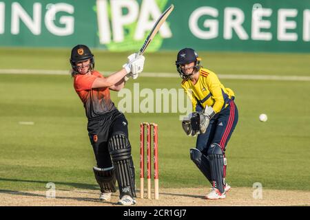 London, Großbritannien. September 2020, 19. Emily Windsor trifft eine vier, als die South East Stars gegen die Southern Vipers im Rachael Heyhoe Flint Trophy Cricket-Spiel im Kia Oval. Das Spiel wurde aufgrund der Covid-19 Einschränkungen in einem leeren Stadion gespielt. David Rowe/Alamy Live News Stockfoto