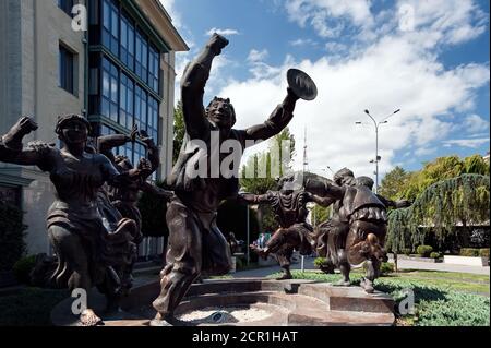 Berikaoba (ein improvisiertes getarntes Volkstheater) Skulptur Statue in Tiflis Georgien. Stockfoto