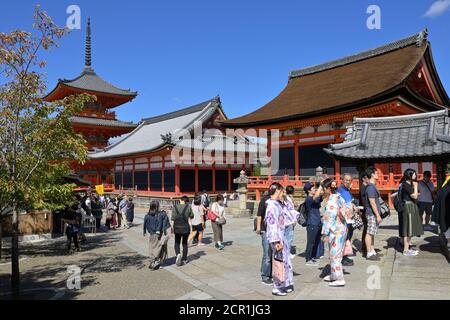 Rückansicht der hohen Pagode und Gebäude am Otowa-san Kiyomizu-dera Tempel, Kyoto JP Stockfoto