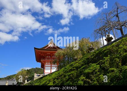 Das Niomon (Deva-Tor) im Viertel des Otowa-san Kiyomizu-dera Tempels, Kyoto JP Stockfoto