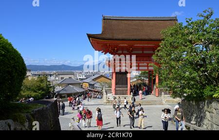 Das Niomon (Deva-Tor) im Viertel des Otowa-san Kiyomizu-dera Tempels, Kyoto JP Stockfoto