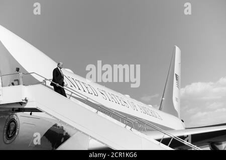 Präsident Donald J. Trump landet am Montag, den 14. September 2020, in Phoenix bei der Air Force One am Phoenix Sky Harbor International Airport. Personen: Präsident Donald Trump Kredit: Storms Media Group/Alamy Live News Stockfoto