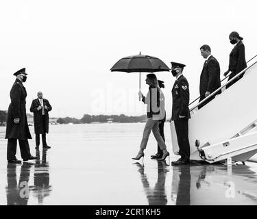 Washington, Vereinigte Staaten Von Amerika. September 2020. First Lady Melania Trump landet auf dem Weg zum Weißen Haus an der Joint Base Andrews, MD. Donnerstag, 17. September 2020. Personen: First Lady Melania Trump Kredit: Storms Media Group/Alamy Live News Stockfoto