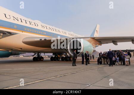 Reno, Vereinigte Staaten Von Amerika. September 2020. Präsident Donald J. Trump spricht zu Pressemitgliedern Samstag, 12. September 2020, bei der Ankunft am Reno-Tahoe International Airport in Reno, Nev Personen: Präsident Donald Trump Kredit: Storms Media Group/Alamy Live News Stockfoto