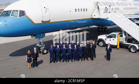 Phoenix, Vereinigte Staaten Von Amerika. September 2020. Vice President Mike Pence und Second Lady Karen Pence posieren für ein Foto mit dem Gouverneur von Arizona Doug Ducey und der Crew der Air Force Two zu Ehren des 73. Geburtstages der United States Air Force Freitag, 18. September 2020, auf dem Phoenix Sky Harbor International Airport in Phoenix Menschen: Vice President Mike Pence und Second Lady Karen Pence Credit: Storms Media Group/Alamy Live News Stockfoto