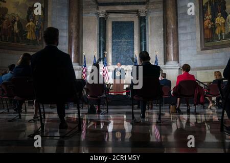 Washington, Vereinigte Staaten Von Amerika. September 2020. Vizepräsident Mike Pence hält Bemerkungen auf der Konferenz des Weißen Hauses über amerikanische Geschichte Donnerstag, 17. September 2020, im National Archives Museum in Washington, DC Leute: Vizepräsident Mike Pence Kredit: Storms Media Group/Alamy Live Nachrichten Stockfoto