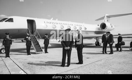 Washington, Vereinigte Staaten Von Amerika. September 2020. Vizepräsident Mike Pence spricht mit Oberstleutnant der US-Luftwaffe Richard Hulun, bevor er am Mittwoch, den 16. September 2020, auf dem Weg zum Zanesville Municipal Airport in Zanesville, Ohio, an Bord der Air Force Two in der Joint Base Andrews, MD, geht. Personen: Vice President Mike Pence Kredit: Storms Media Group/Alamy Live News Stockfoto