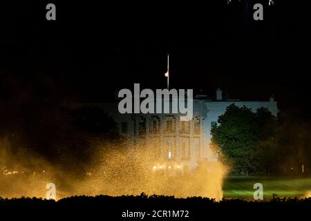 Washington, Vereinigte Staaten Von Amerika. September 2020. Die amerikanische Flagge wird gesehen fliegen bei Halb-Stab über dem Weißen Haus Freitag, 18. September 2020, in Erinnerung an Supreme Court Associate Justice Ruth Bader Ginsburg Menschen: Ruth Bader Ginsburg Kredit: Storms Media Group/Alamy Live News Stockfoto