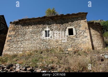 Eine alte Kirchenruine im Dorf Gümüştuğ im Bezirk Torul der Provinz Gümüşhane. Stockfoto