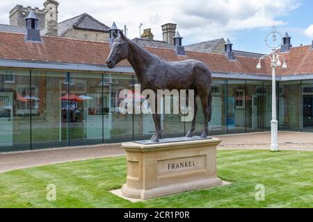 Statue des großen Frankel auf dem Gelände des National Heritage Centre for Horseracing & Sporting Art, Palace House, Newmarket, Suffolk, Großbritannien. Stockfoto