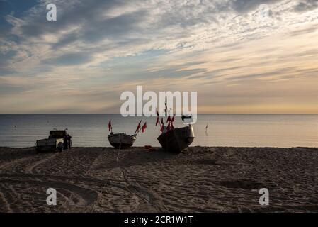 Deutschland, Mecklenburg-Vorpommern, Rügen, Baabe, Fischerboote liegen am Strand, Ostsee Stockfoto