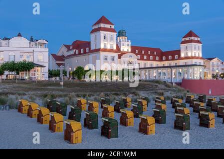 Deutschland, Mecklenburg-Vorpommern, Insel Rügen, Binz, Liegestühle, Kurhaus Stockfoto