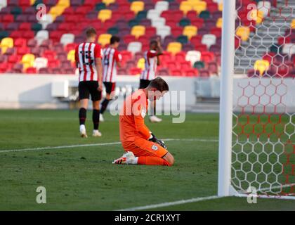 Brentford Community Park, London, Großbritannien. September 2020. EFL Championship Football, Brentford FC gegen Huddersfield Town; Torwart Ben Hamer von Huddersfield Town dejected, nachdem Bryan Mbeumo von Brentford seine Seiten 3. Tor in der 91. Minute zu machen 3-0 Credit: Action Plus Sports/Alamy Live News Stockfoto